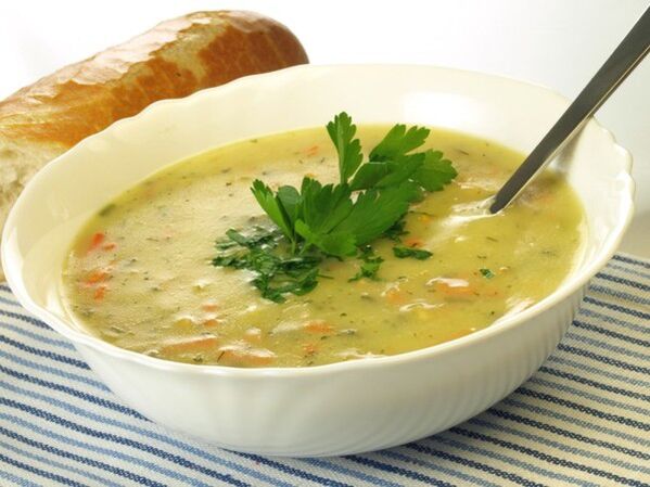 Sup puri sayuran dengan bit dalam menu diet minuman untuk penurunan berat badan