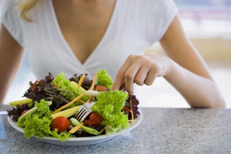 Makan salad sayuran pada diet kegemaran anda